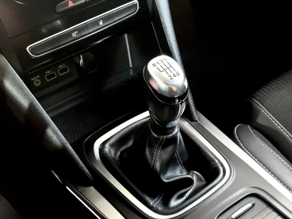 Renault Mégane 2021 - 17900 EUR, 79434 km - AUTO.MOTO.pt - 79434km - foto 25 de 26
