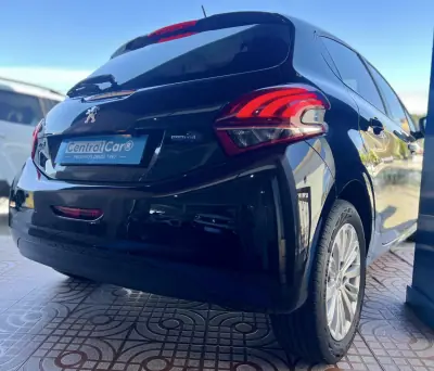 Peugeot 208 2017 - 9950 EUR, 147000 km - AUTO.MOTO.pt - 147000km - foto 11 de 24