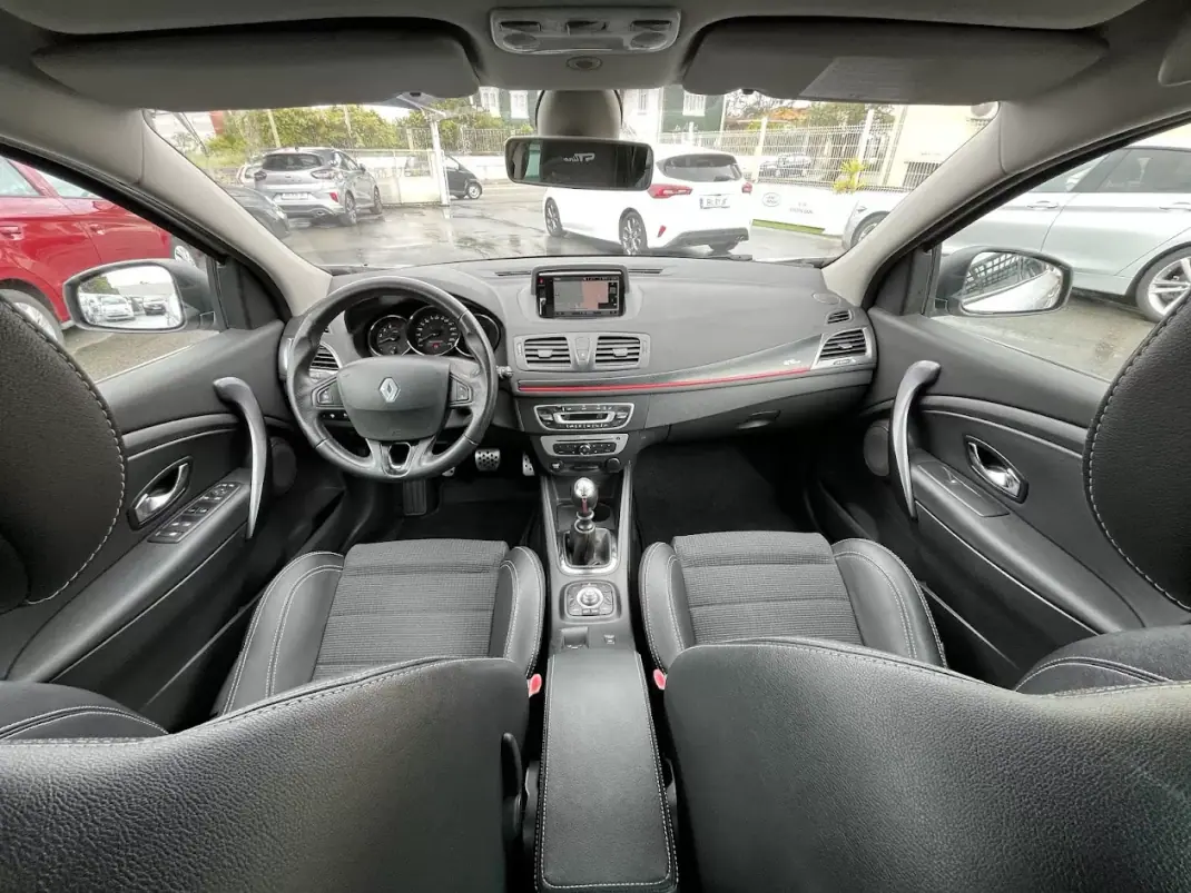 Renault Mégane Sport Tourer 2014 - 7750 EUR, 250000 km - AUTO.MOTO.pt - 250000km - foto 10 de 47