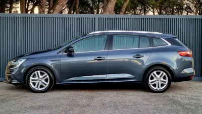 Renault Mégane Sport Tourer 2019 - 15990 EUR, 80068 km - AUTO.MOTO.pt - 80068km - foto 4 de 24