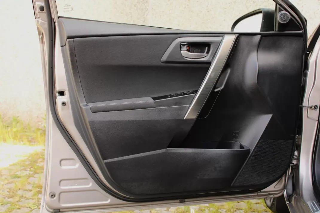 Toyota Auris 2012 - 11500 EUR, 179433 km - AUTO.MOTO.pt - 179433km - foto 12 de 34