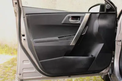 Toyota Auris 2012 - 11500 EUR, 179433 km - AUTO.MOTO.pt - 179433km - foto 12 de 34