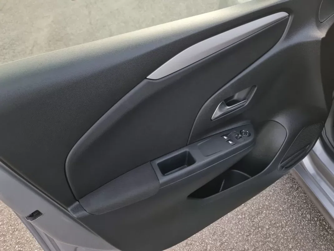 Opel Corsa 2020 - 15990 EUR, 140000 km - AUTO.MOTO.pt - 140000km - foto 27 de 31