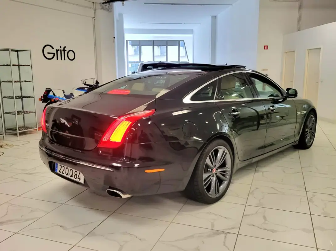 Jaguar XJ 2012 - 19950 EUR, 255600 km - AUTO.MOTO.pt - 255600km - foto 7 de 33