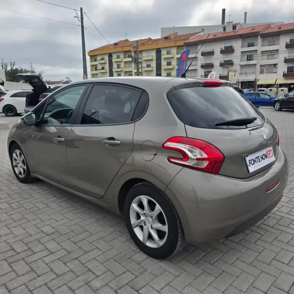Peugeot 208 2012 - 7450 EUR, 127525 km - AUTO.MOTO.pt - 127525km - foto 7 de 16
