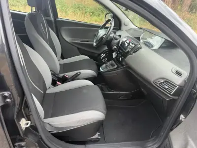 Lancia Ypsilon 2013 - 5990 EUR, 135000 km - AUTO.MOTO.pt - 135000km - foto 14 de 26