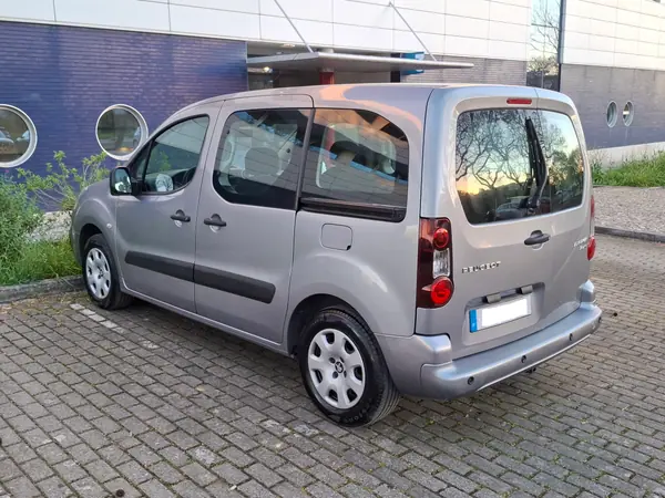 Peugeot Partner 2018 - 14990 EUR, 190000 km - AUTO.MOTO.pt - 190000km - foto 2 de 12