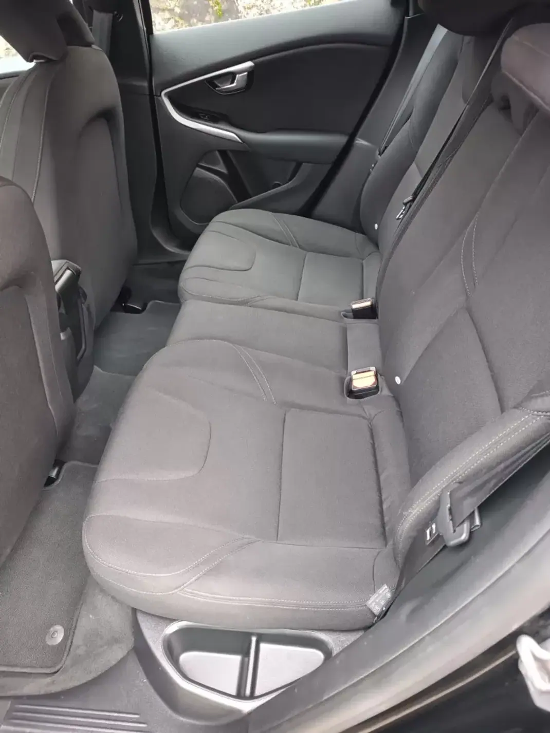 Volvo V40 2017 - 12850 EUR, 130000 km - AUTO.MOTO.pt - 130000km - foto 13 de 14