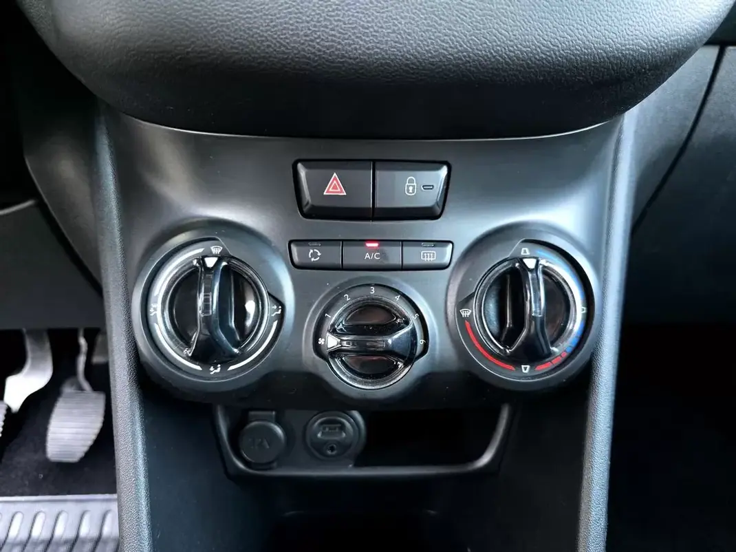 Peugeot 208 2012 - 7500 EUR, 137000 km - AUTO.MOTO.pt - 137000km - foto 15 de 25