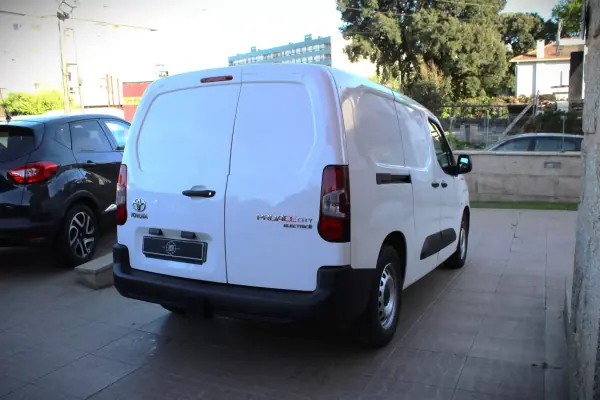 Toyota Proace Verso Electric 2022 - 22750 EUR, 52000 km - AUTO.MOTO.pt - 52000km - foto 21 de 28