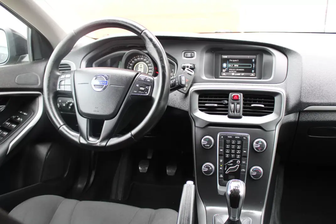 Volvo V40 2016 - 13990 EUR, 143000 km - AUTO.MOTO.pt - 143000km - foto 16 de 24