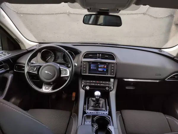 Jaguar F-Pace 2016 - 25900 EUR, 176000 km - AUTO.MOTO.pt - 176000km - foto 15 de 25