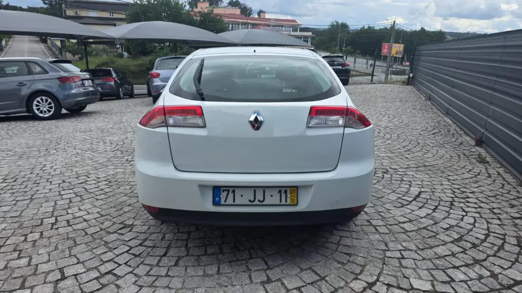 Renault Laguna 2007 - 4490 EUR, 213000 km - AUTO.MOTO.pt - 213000km - foto 4 de 16