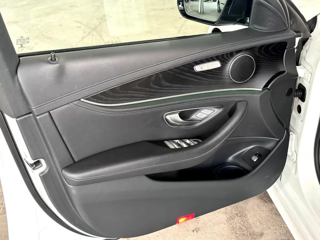 Mercedes-Benz E 300 2022 - 38900 EUR, 155105 km - AUTO.MOTO.pt - 155105km - foto 12 de 37