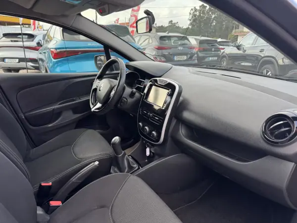 Renault Clio Sport Tourer 2015 - 8990 EUR, 211000 km - AUTO.MOTO.pt - 211000km - foto 15 de 33
