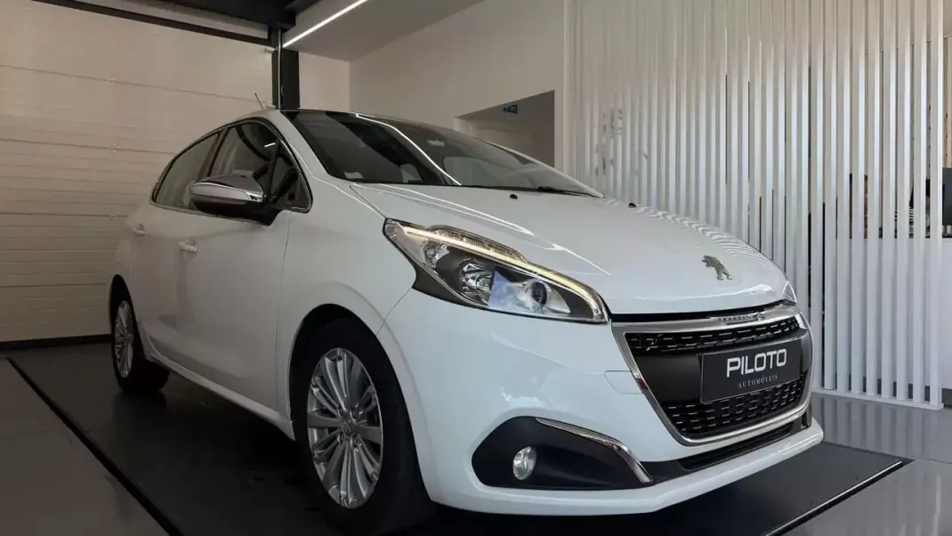 Peugeot 208 2016 - 9990 EUR, 105740 km - AUTO.MOTO.pt - 105740km - foto 5 de 23