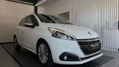 Peugeot 208 2016 - 9990 EUR, 105740 km - AUTO.MOTO.pt - 105740km - foto 5 de 23