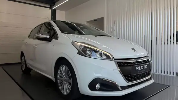 Peugeot 208 2016 - 9990 EUR, 105740 km - AUTO.MOTO.pt - 105740km - foto 5 de 23