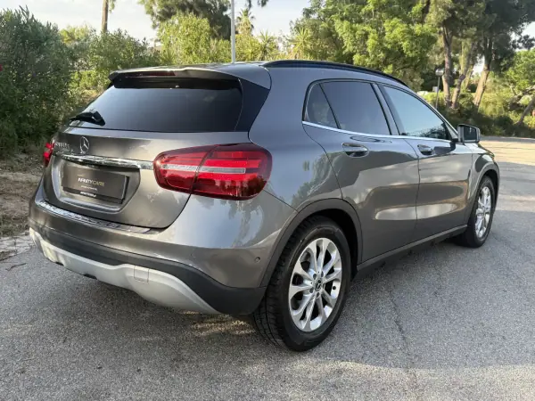 Mercedes-Benz GLA 180 2017 - 20999 EUR, 80000 km - AUTO.MOTO.pt - 80000km - foto 11 de 22