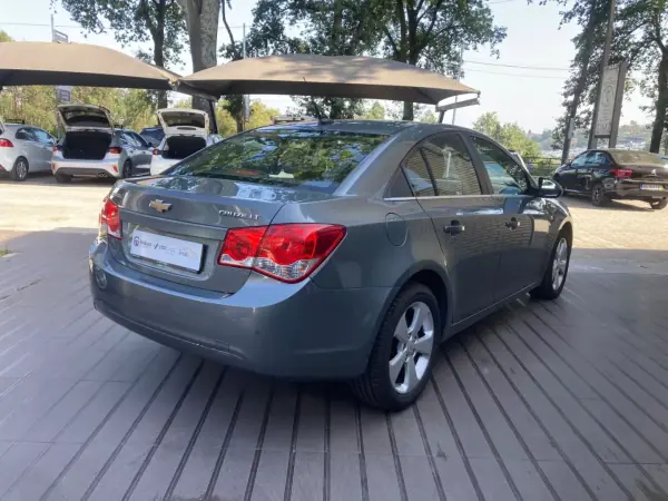 Chevrolet Cruze 2011 - 7300 EUR, 183000 km - AUTO.MOTO.pt - 183000km - foto 5 de 19