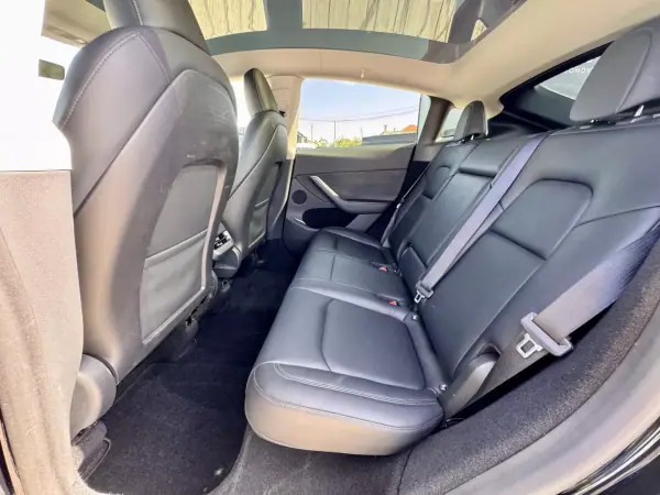 Tesla Model Y 2023 - 32990 EUR, 130000 km - 130000km - foto 17 de 18