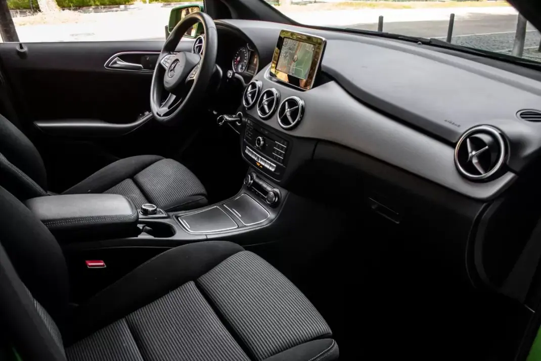 Mercedes-Benz B 250 2017 - 13990 EUR, 85144 km - AUTO.MOTO.pt - 85144km - foto 27 de 44