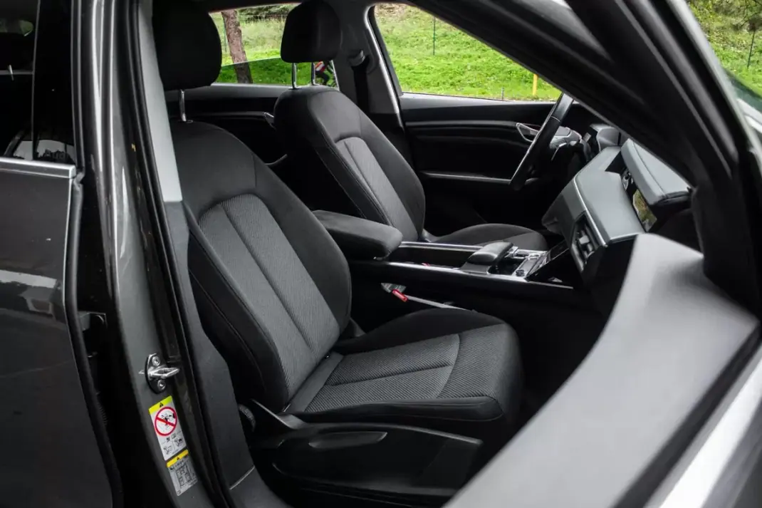 Audi Q8 e-Tron Sportback 2023 - 49900 EUR, 34353 km - AUTO.MOTO.pt - 34353km - foto 25 de 44