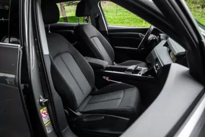 Audi Q8 e-Tron Sportback 2023 - 49900 EUR, 34353 km - AUTO.MOTO.pt - 34353km - foto 25 de 44