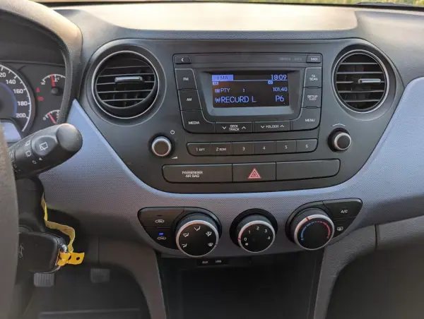 Hyundai i10 2017 - 8750 EUR, 101036 km - AUTO.MOTO.pt - 101036km - foto 17 de 21