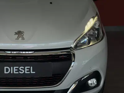 Peugeot 208 2017 - 12990 EUR, 101119 km - AUTO.MOTO.pt - 101119km - foto 5 de 22