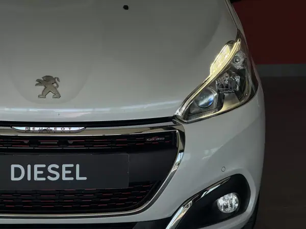 Peugeot 208 2017 - 12990 EUR, 101119 km - AUTO.MOTO.pt - 101119km - foto 5 de 22
