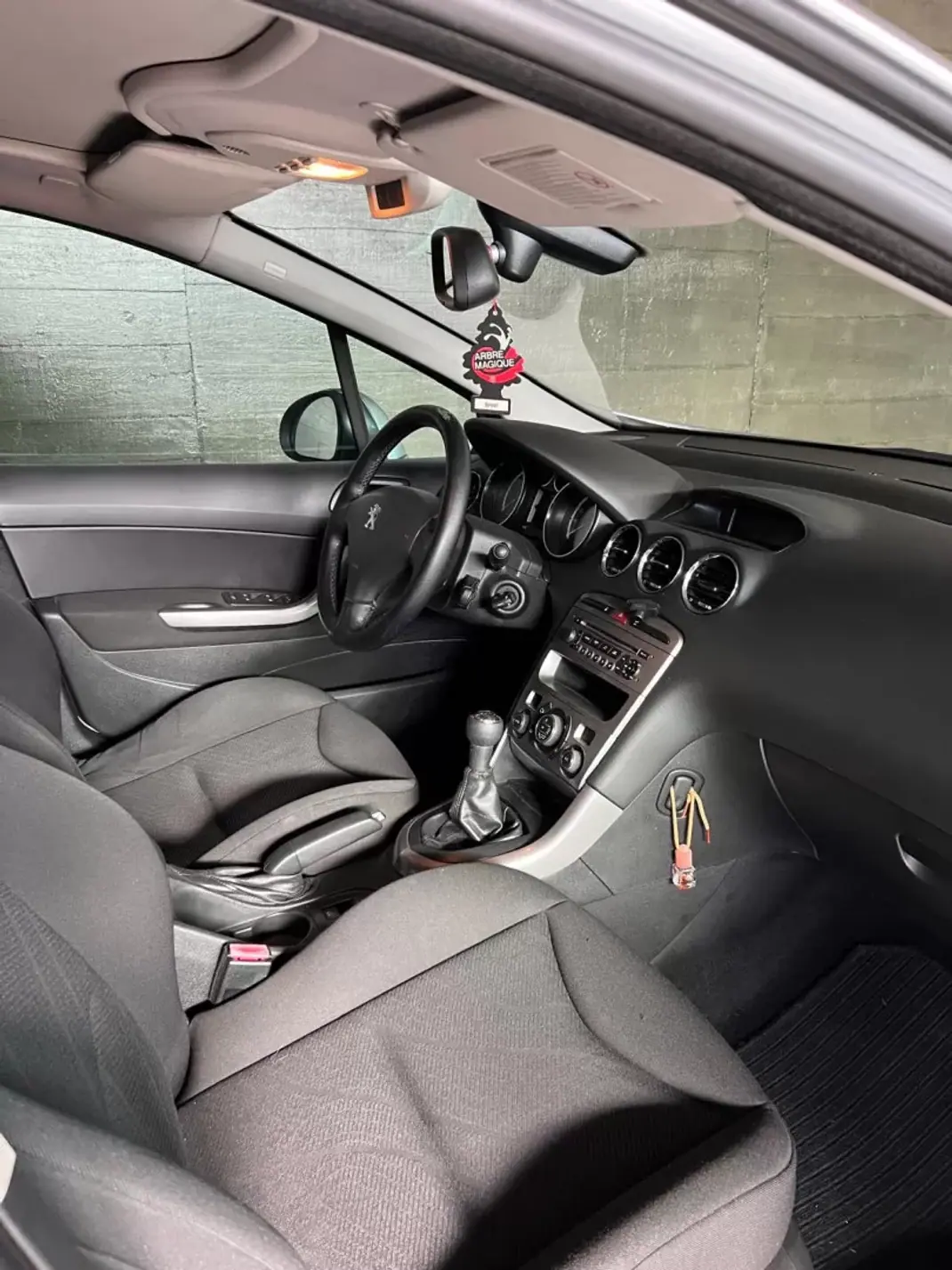 Peugeot 308 SW 2012 - 5500 EUR, 366000 km - AUTO.MOTO.pt - 366000km - foto 6 de 7
