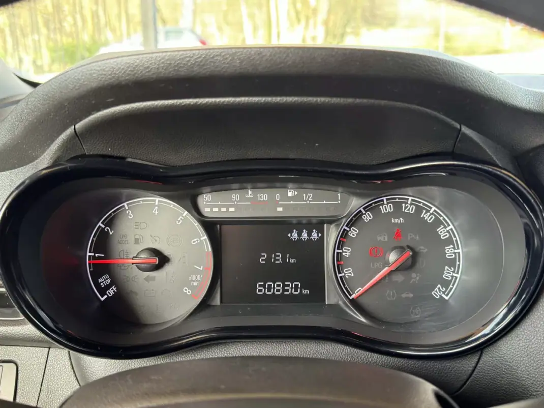 Opel Karl 2019 - 10950 EUR, 60330 km - AUTO.MOTO.pt - 60330km - foto 13 de 25