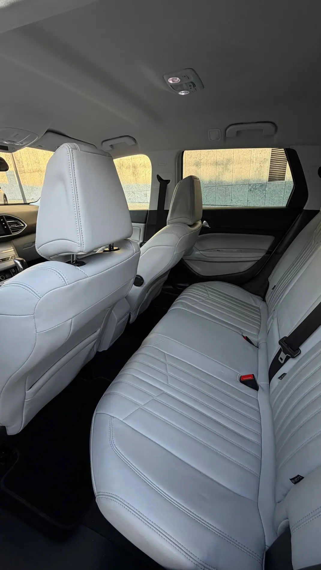 Peugeot 308 SW 2015 - 8000 EUR, 136000 km - AUTO.MOTO.pt - 136000km - foto 6 de 10