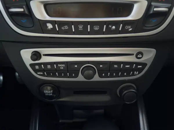 Renault Mégane Sport Tourer 2011 - 8990 EUR, 214000 km - AUTO.MOTO.pt - 214000km - foto 26 de 38