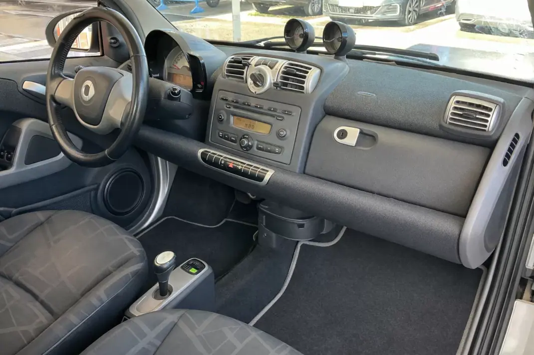 Smart Fortwo Cabrio 2010 - 6900 EUR, 97545 km - AUTO.MOTO.pt - 97545km - foto 5 de 6