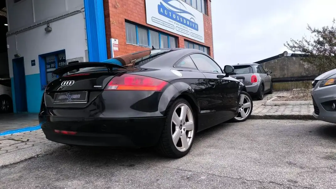 Audi TT Coupé 2006 - 11900 EUR, 198000 km - AUTO.MOTO.pt - 198000km - foto 3 de 12