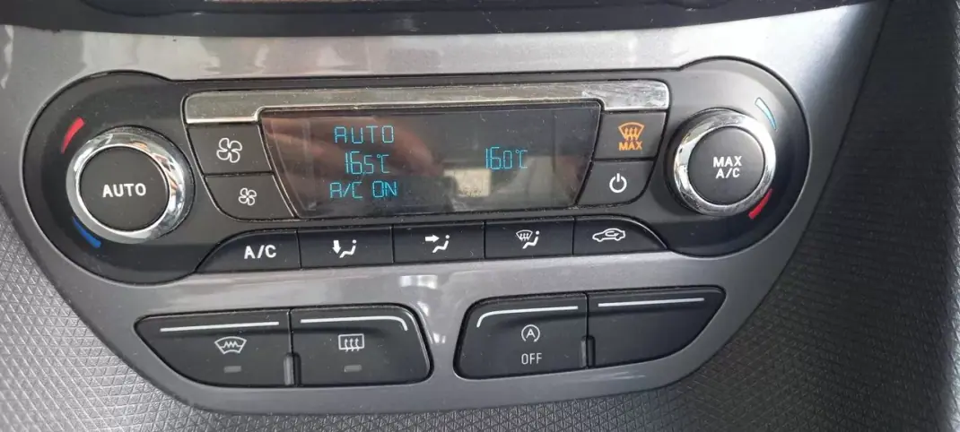 Ford Tourneo Connect 2017 - 15990 EUR, 137396 km - AUTO.MOTO.pt - 137396km - foto 12 de 19