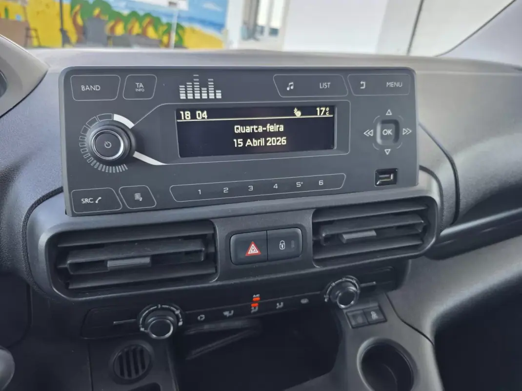 Peugeot Partner 2019 - 14900 EUR, 73560 km - AUTO.MOTO.pt - 73560km - foto 48 de 52