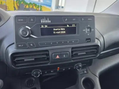 Peugeot Partner 2019 - 14900 EUR, 73560 km - AUTO.MOTO.pt - 73560km - foto 48 de 52