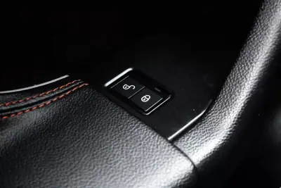 Jaguar F-Pace 2018 - 23990 EUR, 151410 km - AUTO.MOTO.pt - 151410km - foto 21 de 50