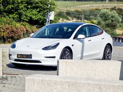 Tesla Model 3 2021 - 24990 EUR, 113300 km - AUTO.MOTO.pt - 113300km - foto 8 de 26