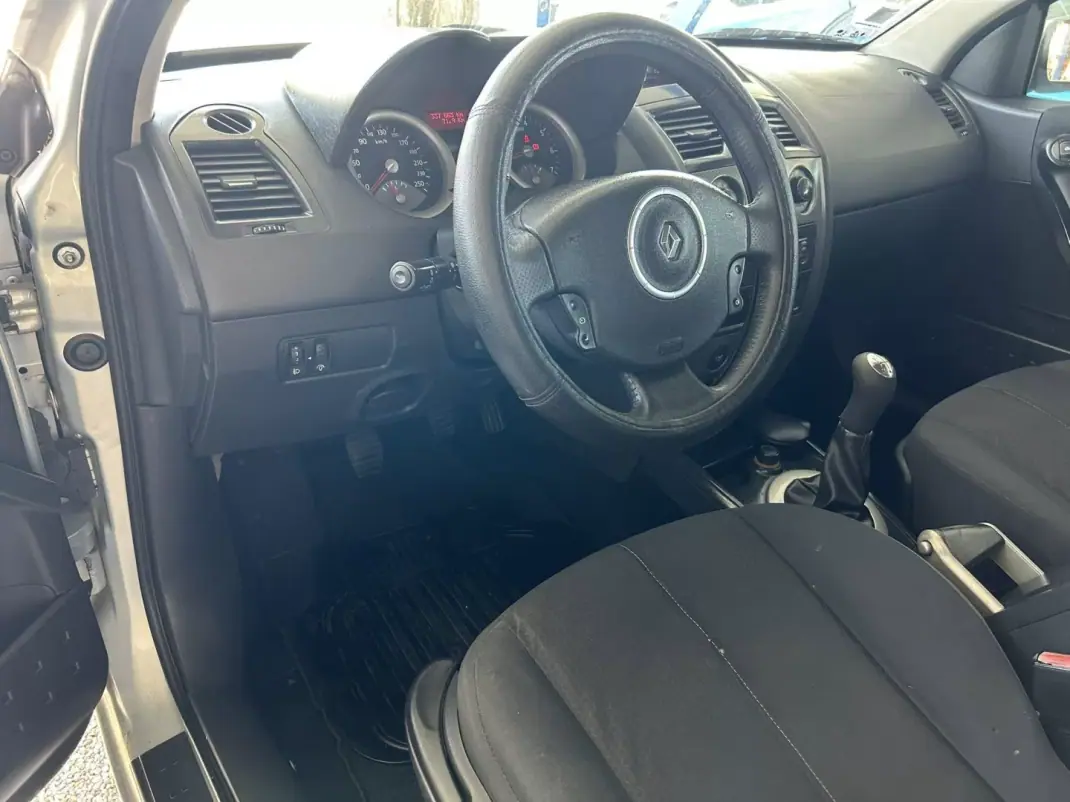 Renault Mégane 2003 - 2999 EUR, 330000 km - AUTO.MOTO.pt - 330000km - foto 5 de 10