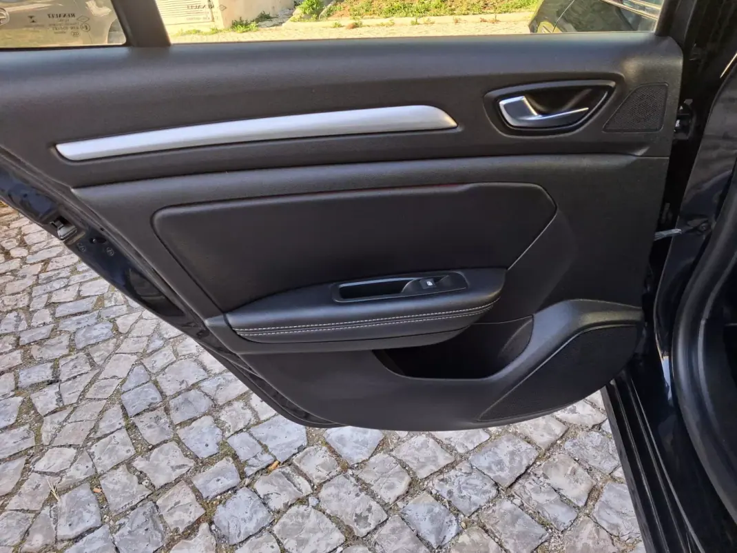Renault Mégane Sport Tourer 2017 - 11500 EUR, 150000 km - AUTO.MOTO.pt - 150000km - foto 14 de 20