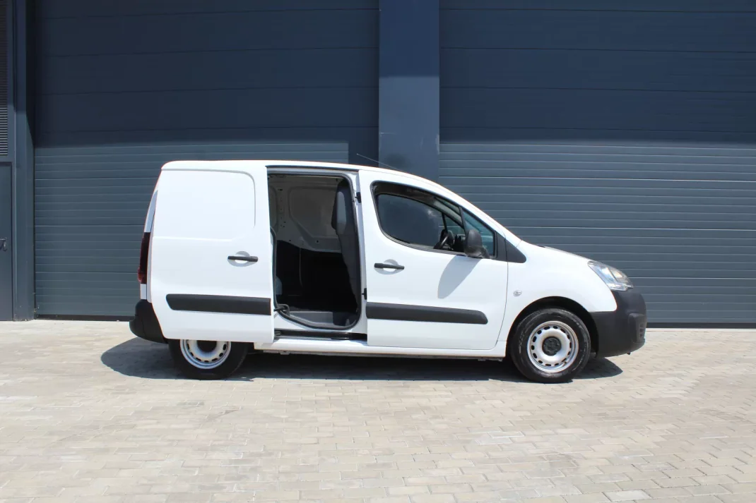 Peugeot Partner 1.6 Blue-HDi Confort L1 2018 - 10000 EUR, 235830 km - AUTO.MOTO.pt - 235830km - foto 4 de 17