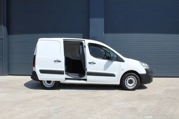 Peugeot Partner 1.6 Blue-HDi Confort L1 2018 - 10000 EUR, 235830 km - AUTO.MOTO.pt - 235830km - foto 4 de 17