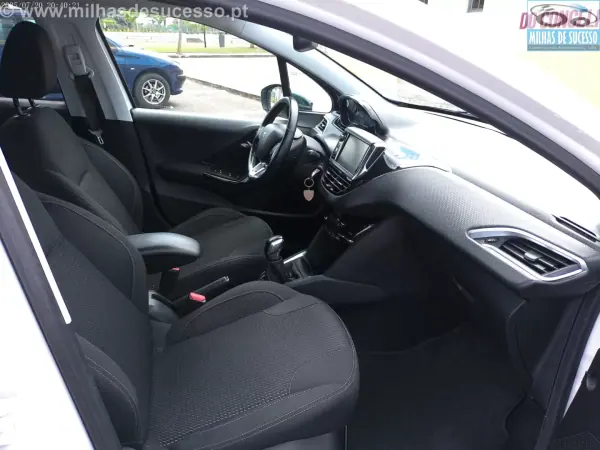 Peugeot 208 2019 - 12250 EUR, 136000 km - AUTO.MOTO.pt - 136000km - foto 2 de 23