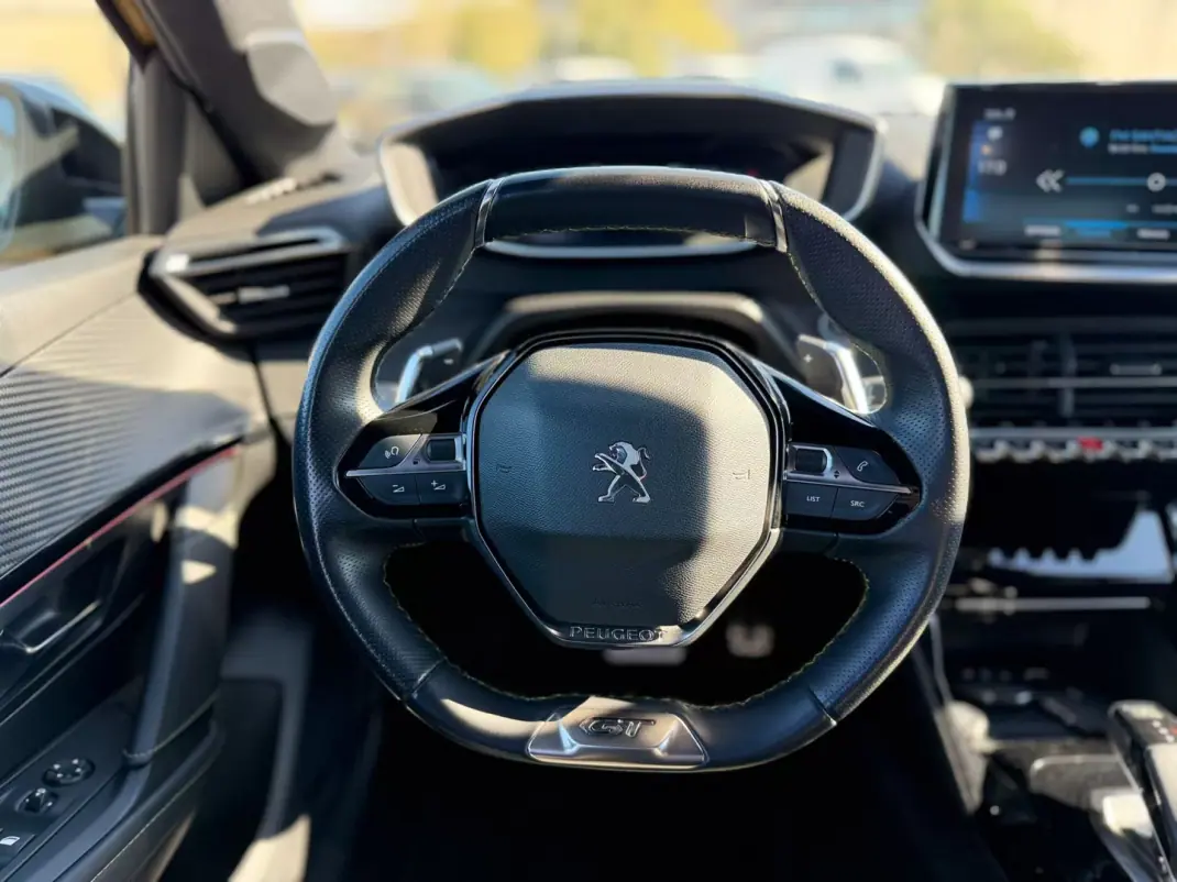 Peugeot 208 2022 - 16900 EUR, 69600 km - AUTO.MOTO.pt - 69600km - foto 16 de 21