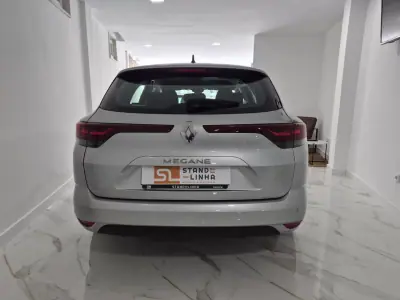 Renault Mégane Sport Tourer 2024 - 23500 EUR, 40782 km - AUTO.MOTO.pt - 40782km - foto 8 de 21