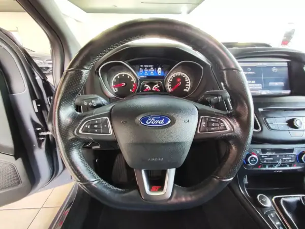 Ford Focus 2015 - 20500 EUR, 125550 km - AUTO.MOTO.pt - 125550km - foto 27 de 40